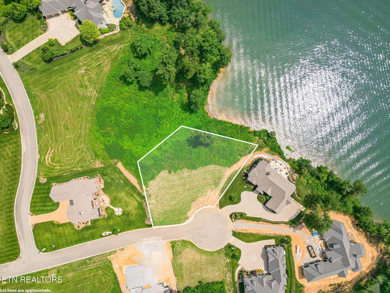 1999 Taffrail Dr, Lenoir City, TN 37772