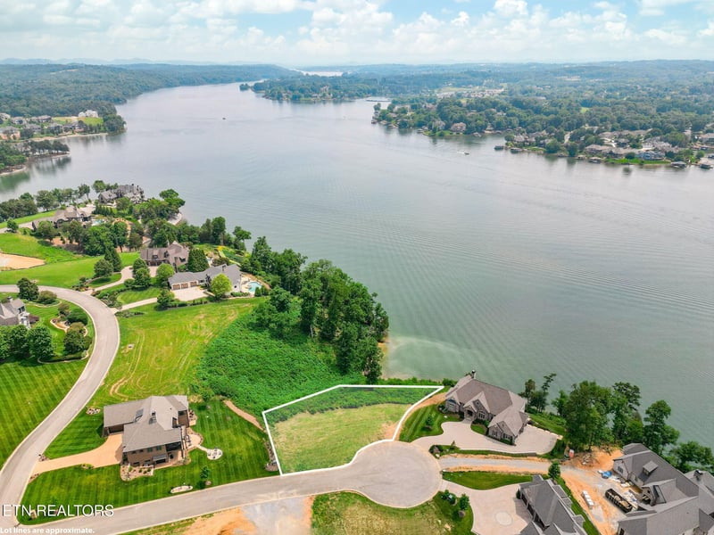 1999 Taffrail Dr, Lenoir City, TN 37772