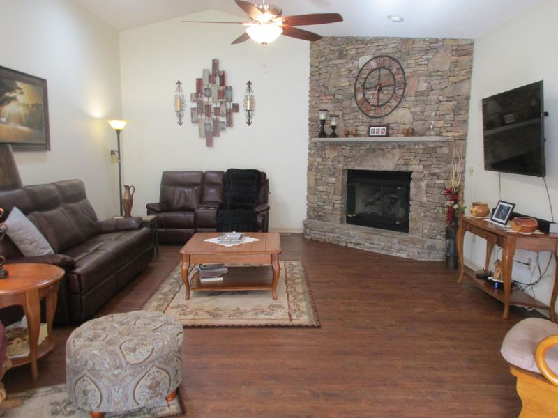 2 Brompton Ct, Crossville, TN 38558