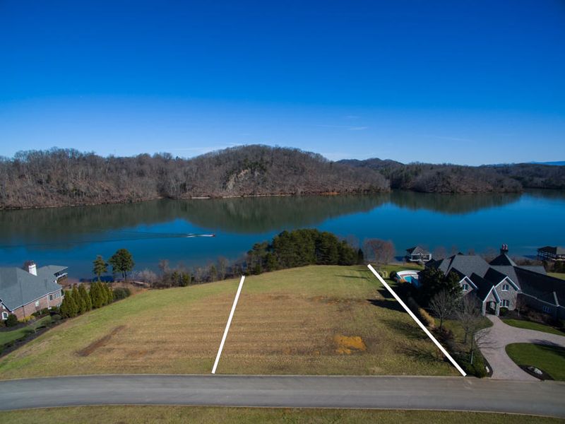 200 Bay Pointe Dr, Vonore, TN 37885