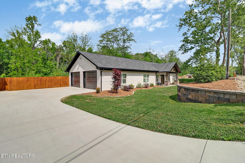 200 Easter St, Harriman, TN 37748