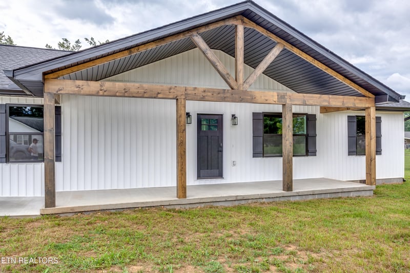200 Farris Cir, Lafollette, TN 37766
