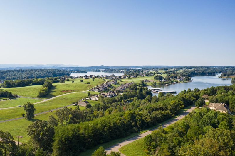 200 Marsh Hawk Dr, Vonore, TN 37885