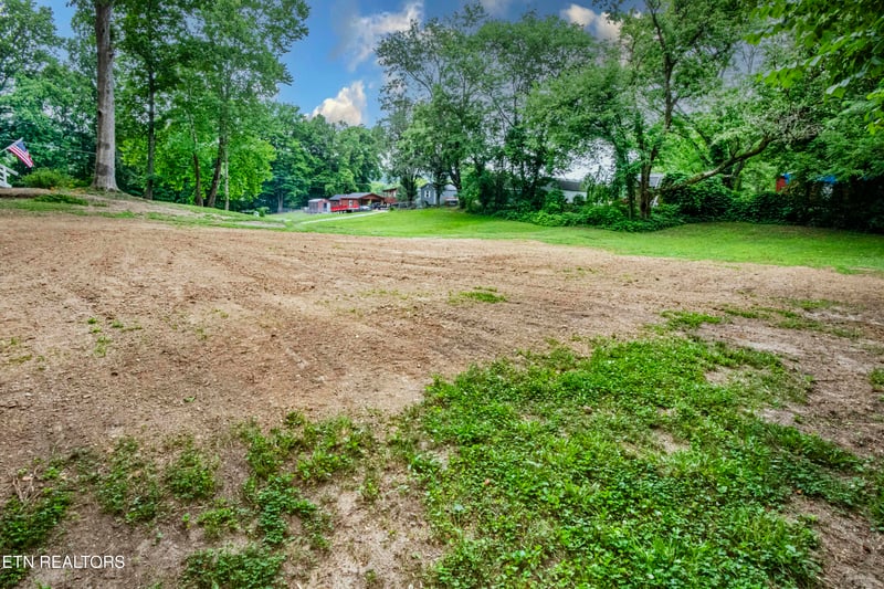 200 Midway Dr, Oliver Springs, TN 37840