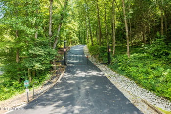 2000 E Millers Cove Rd, Walland, TN 37886