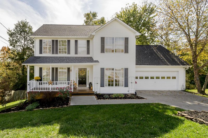 2000 Knoll Tree Dr, Knoxville, TN 37932