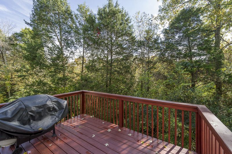 2000 Knoll Tree Dr, Knoxville, TN 37932