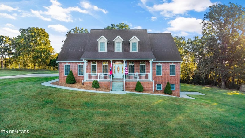 2000 Robinson Dr, Lenoir City, TN 37772