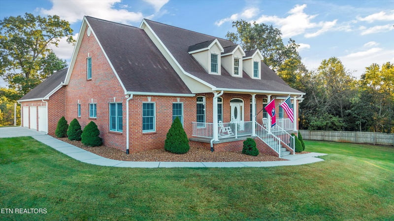 2000 Robinson Dr, Lenoir City, TN 37772
