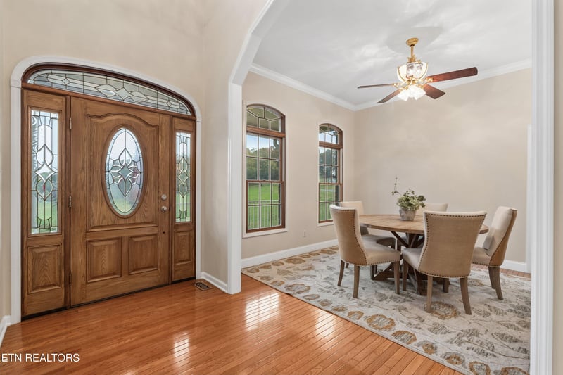 2000 Robinson Dr, Lenoir City, TN 37772
