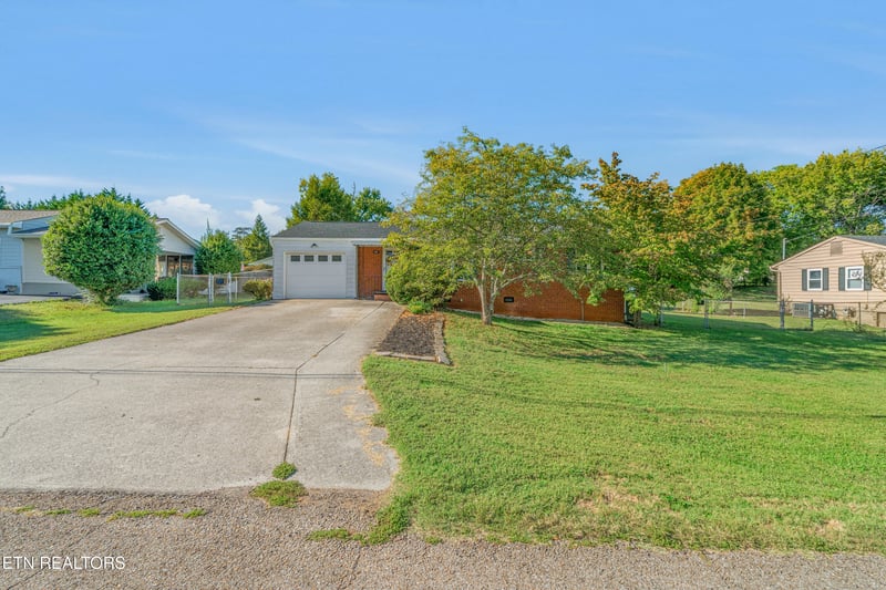 2001 Radiance Dr, Knoxville, TN 37912