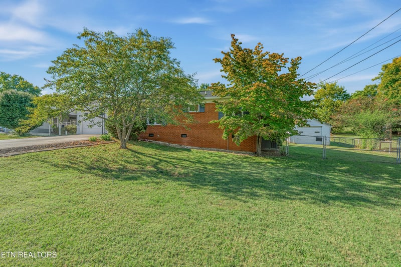 2001 Radiance Dr, Knoxville, TN 37912