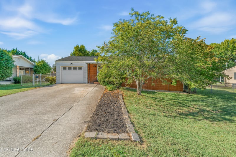 2001 Radiance Dr, Knoxville, TN 37912