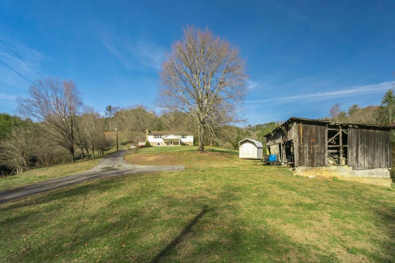 2002 Walden Creek Rd, Sevierville, TN 37862