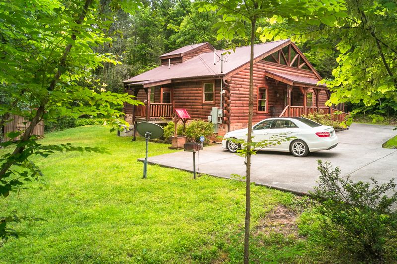2003 Green Pine Ln, Sevierville, TN 37862