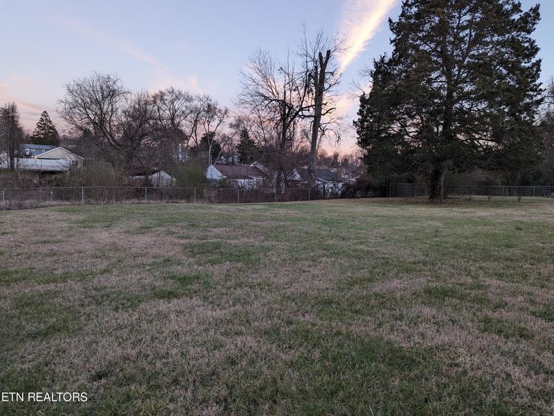 2004 Paris Rd, Knoxville, TN 37912