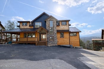 2004 Thistle Thorn Tr, Sevierville, TN 37876