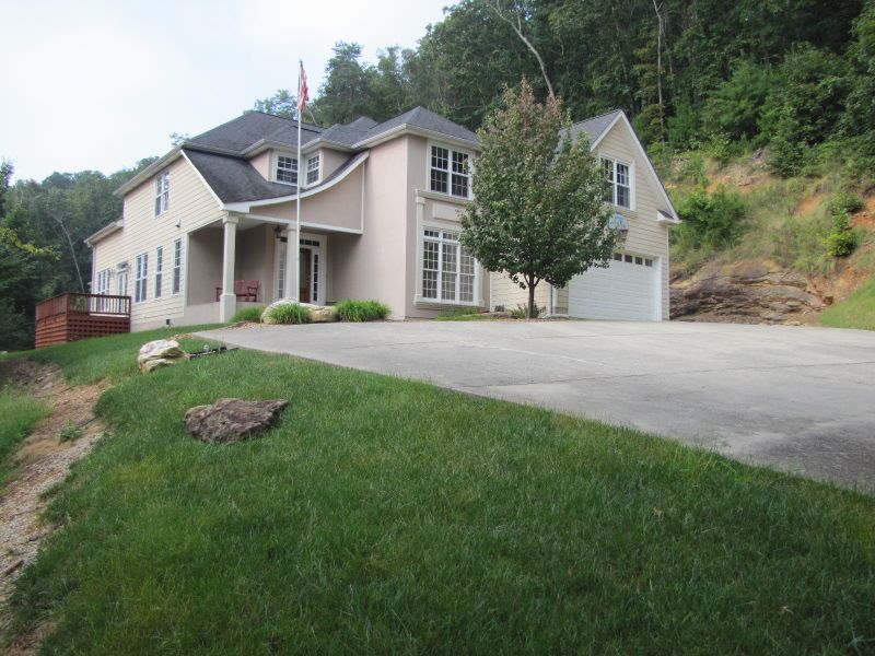 2005 Eagle Point Dr, Dalton, GA 30720