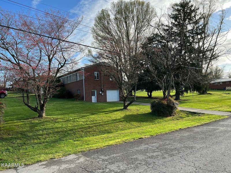 2008 W Outer Dr, Morristown, TN 37814