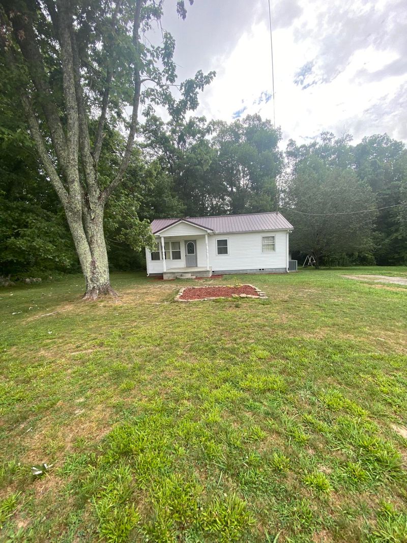 2009 W Creston Rd, Crossville, TN 38571