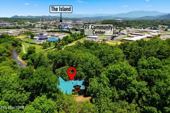 201 Clear Point Ln, Pigeon Forge, TN 37863