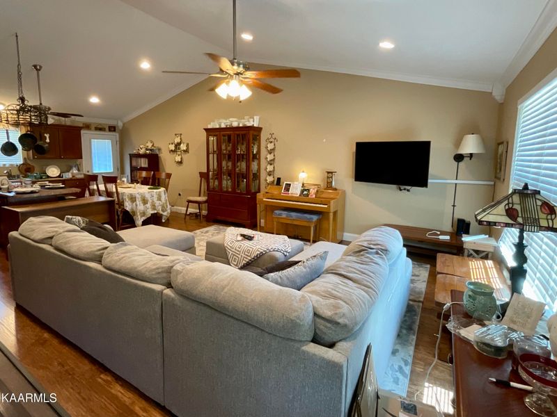 201 E 4th Ave, Lenoir City, TN 37771