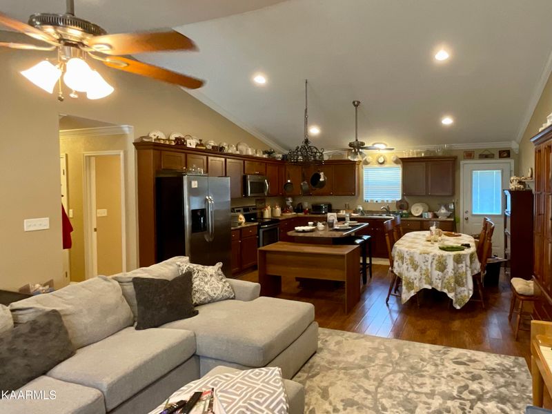 201 E 4th Ave, Lenoir City, TN 37771