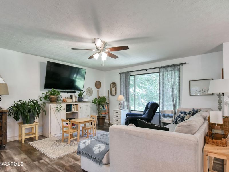 201 Hermitage Dr, Oliver Springs, TN 37840