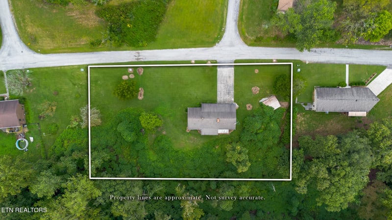 201 Leslie Dr, Harriman, TN 37748