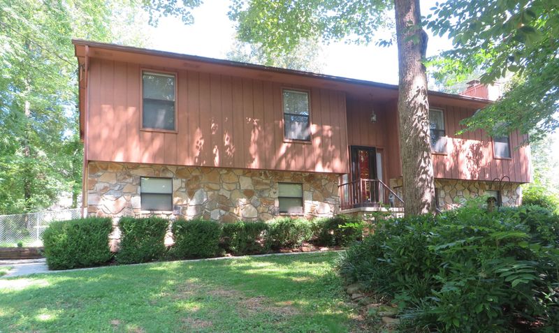 201 Oakwood Dr, Clinton, TN 37716