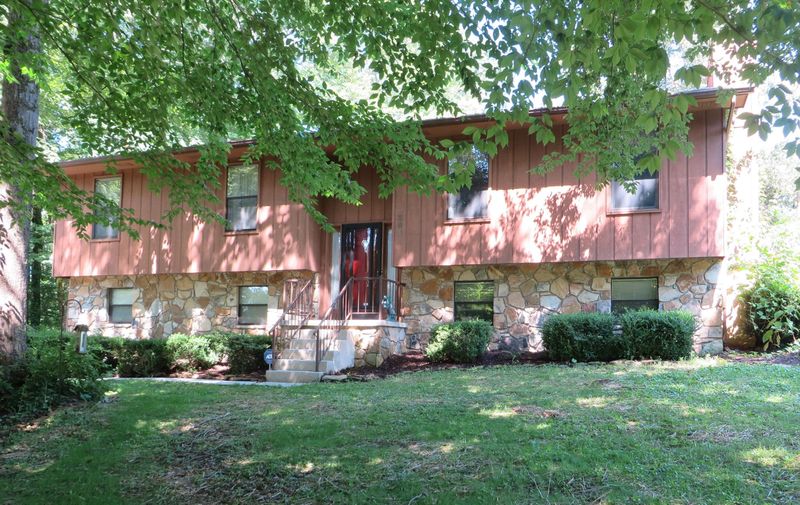 201 Oakwood Dr, Clinton, TN 37716