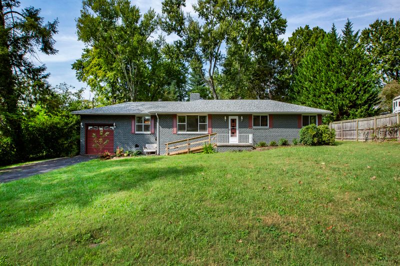 201 Sutton Ln, Knoxville, TN 37909