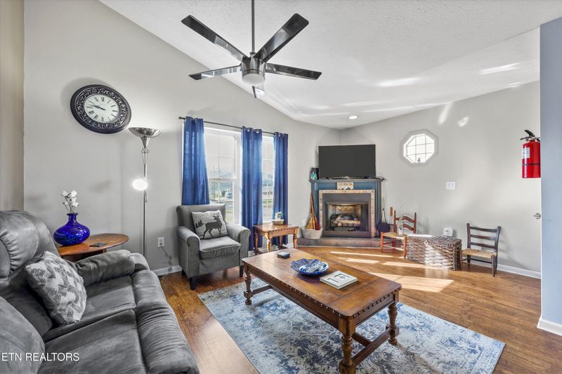 201 Valley Dr, Pigeon Forge, TN 37863