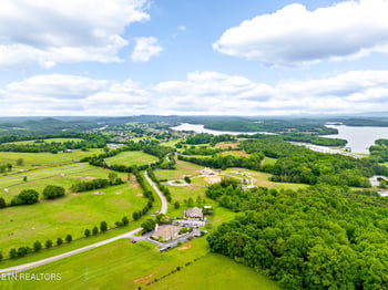 201 White Swan Dr, Vonore, TN 37885