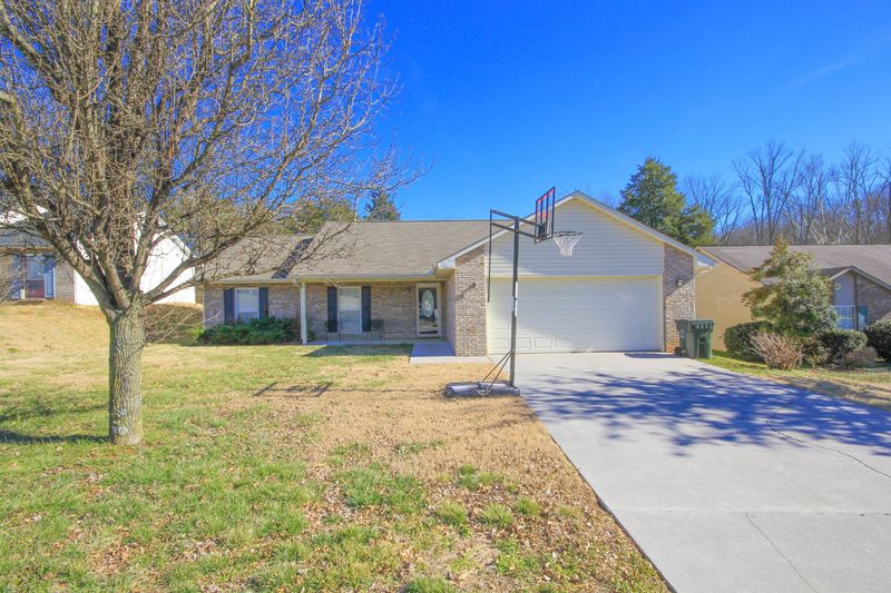 2011 Five Oaks Ln, Maryville, TN 37801