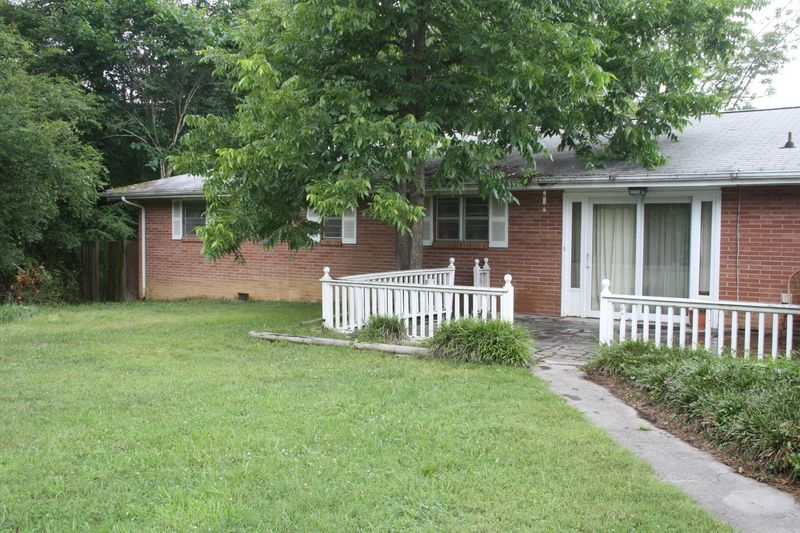 2011 Hines Valley Dr, Lenoir City, TN 37771
