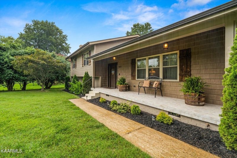 2012 W Velmetta Cir, Knoxville, TN 37920