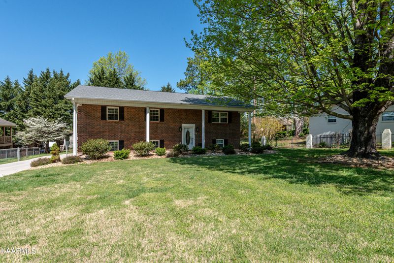 2015 E Alpine Dr, Maryville, TN 37804