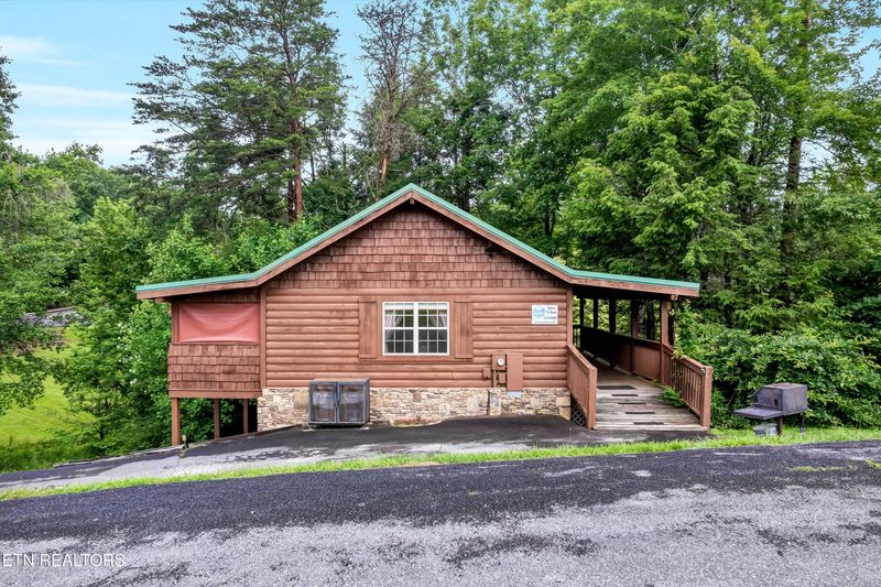 2015 Piney Overlook Ln, Sevierville, TN 37862
