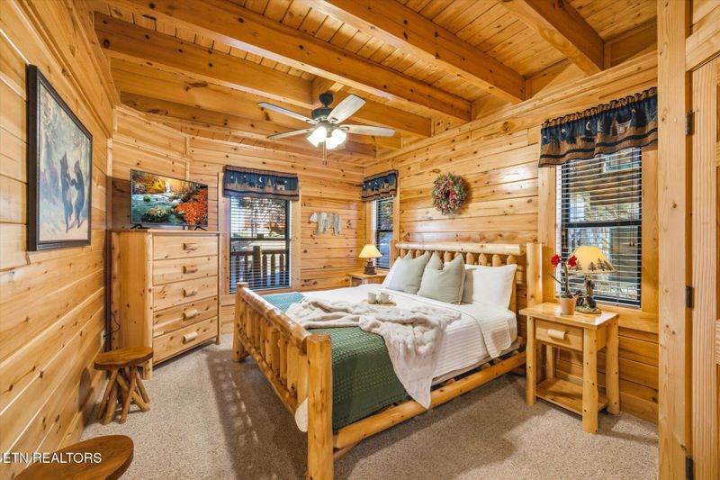 2016 Bear Creek Way, Pigeon Forge, TN 37862