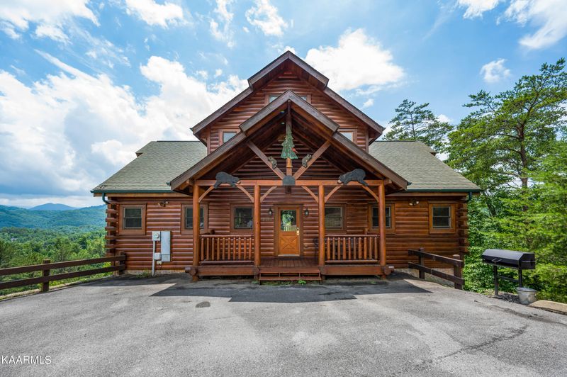 2018 Delta Dawn Dr, Sevierville, TN 37862