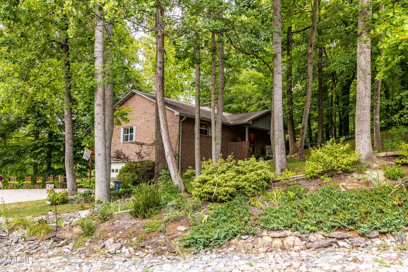 202 E Cove Dr, Greenback, TN 37742