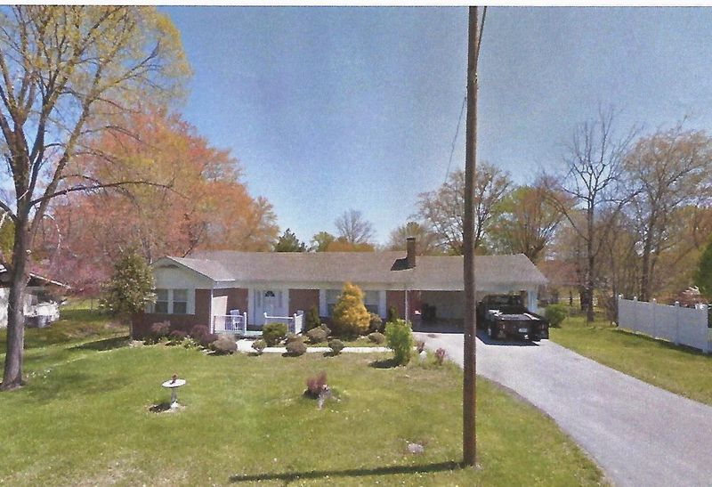 202 E Seneca Cir, Oneida, TN 37841