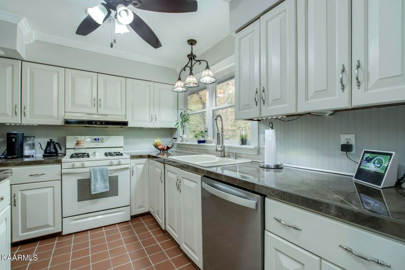 202 Hillside Rd, Oak Ridge, TN 37830