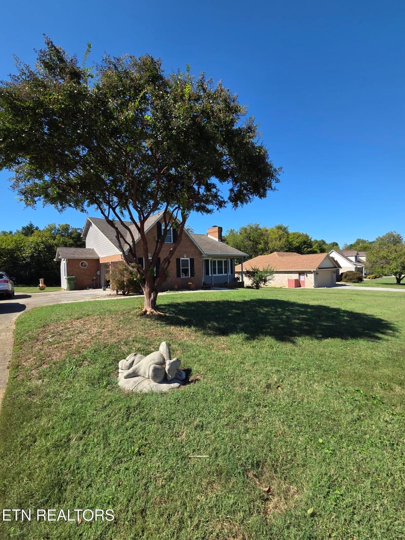202 Manchester Dr, Maryville, TN 37803