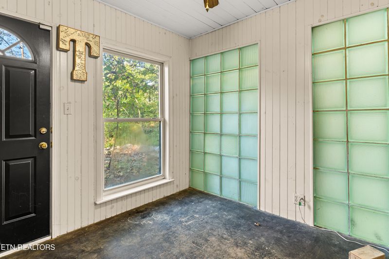 202 Maple Loop Rd, Knoxville, TN 37920