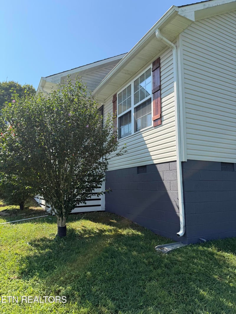 202 Sandy Cir, Lafollette, TN 37766