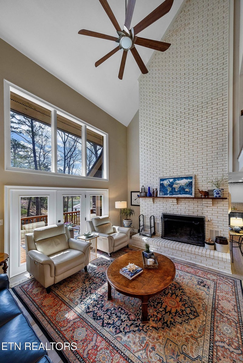 202 Spring View Dr, Lenoir City, TN 37772