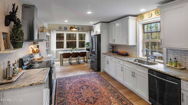 202 Spring View Dr, Lenoir City, TN 37772