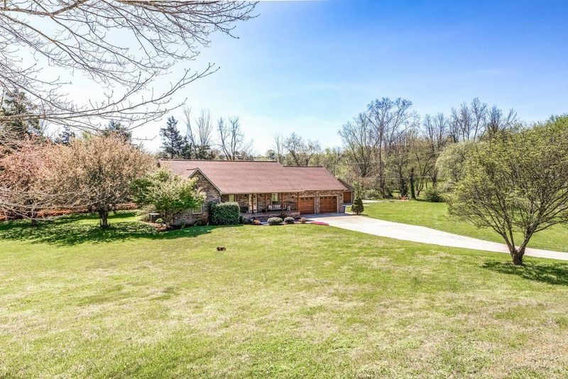 202 Springfield Ln, Jacksboro, TN 37757